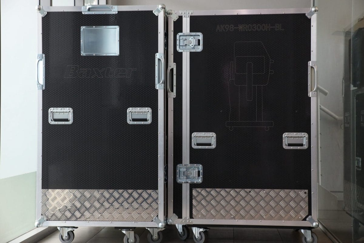 Road case with built-in ramp